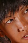adulto japonés los adolescentes linny Mostrando off suave la cabeza hendidura después desvestirse