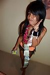 Minik Tay çubuk cici kız gösterilen kapalı onu kel Kürk pasta için banka not