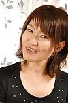 Smiley japonés MILF Miki Ando ascensores hasta su falda y vibes su gpoint