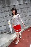 Smiley oriental jugendlich Miyuki Itou ausziehen und expposing Ihr cumhole in In der Nähe bis