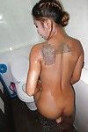 Tatuado tailandés solo modelo Mostrando off cocida residuos y afeitado cumhole en Cuarto de baño
