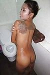 tatuado Tailandês solo modelo mostrando fora cozida resíduos e raspado cumhole no Casa de banho