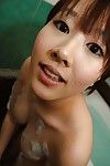 giovani giapponese sugarplum Mayumi Fujimaki ha alcuni soddisfazione in il bagno