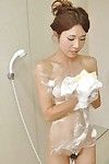 Splendide japonais Poupée Wakana Asada arriver comme a Né et agréable une salle d'eau