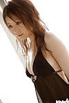 युवा जापानी एमेच्योर प्रिय पर उच्च ऊँची एड़ी के जूते दिखा रहा है उसके प्यार स्तन और बुश