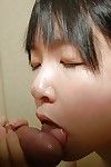 Lusty Japanisch Kleinkind gibt ein fleischlichen oral spielen auf ein geschwollen schlong in die Dusche