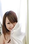 Smiley japonês juvenil maya Araki expondo ela mercadorias no Fechar até depois casa de banho