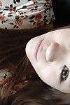 مبتسم اليابانية الهواة رينا Fukumoto تعريتها و مما خام على على أريكة