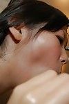 युवा जापानी Hotty अमी Nagashima देता है एक कामुक fellatio के साथ बालों वाली थैली चाटना
