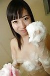 jóvenes oriental modelo Kanae Sakata voluptuosa Cuarto de baño y dando Un jabón de la mano :trabajo: