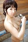 oriental Jolie Avec intense nipps Captivant les bains et frotter Son savonneuse Corps