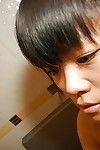 japans Lieve Midori kimishima geeft een vleselijke dick zuigen in De douchekamer