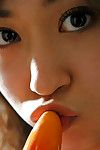 japonés gal momo Yoshizawa el descubrimiento de su melones y las burlas su bush