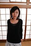 japans milf Naomi matubara uitkleden en versterken haar benen