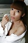 Japanisch Milf Mit Runde boobies Yoshie Hirai gibt Kopf und akzeptiert Gebohrt