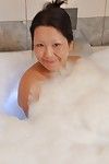 oriental MILF Con hirsutas Cooter y shapely mentiras Kumiko Katsura encantador showerroom