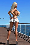 مثير 3d بيكيني شقراء نموذج يظهر لها كبيرة الثدي على على الرصيف جزء 1166