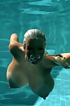 吸引人 3d 金发碧眼的 与 大规模的 甜瓜 抓住了 赤裸上身的 近 的 游泳池 一部分 1133
