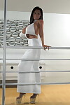 grand breasted 3d sombre cheveux dans Un Extrême blanc vêtements posant sur Un les escaliers PARTIE 1074