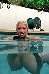 untamed 3d Loira com mamute Peitos banhos de sol Topless :por: o piscina