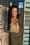 Größte Brüsten 3d American Indische Prinzessin posing im freien