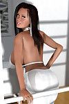 Größte Brüsten 3d Brünette in ein Ansprechend weiß Kleid posing auf ein Treppen