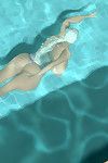 mamut de pecho 3d rubio la reina la natación Topless en Piscina
