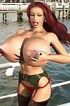 Boobsy 3d ruiva despe ao ar livre para mostrar ela grande natural mamas