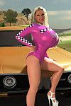 schwere Brüsten 3d Mädchen zeigt es alle aus auf Kapuze der ein Sport Auto