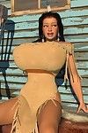 большие грудью 3d Американский индийский красотка Позирует на открытом воздухе