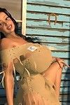 большие грудью 3d Американский индийский красотка Позирует на открытом воздухе
