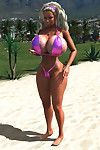 गोरा 3d परी में बिकिनी चमक उसके बड़े पैमाने पर स्तन पर के सार्वजनिक समुद्र तट