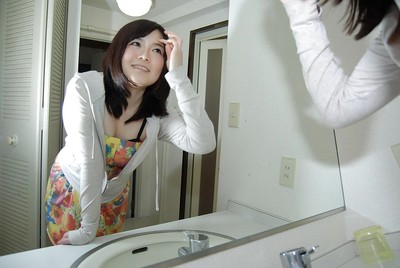 Arisa Maeda is posing on cam during wearing her hot sexy pants