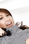 japans lass Rika Yuuki het blootleggen van haar hot gazoo en Miniatuur tieten