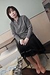 Oriental mature Yumi Ohno undressing and vibing her hirsute cum-hole