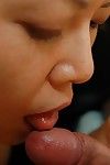 japans lady Speelt met haar maritalaids en licks een gezwollen jock