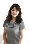 oriental MILF Michiko Sudo desvestirse y vibra su tapizados cumhole