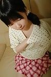 japonês infantil no joelho Meias tentador fora ela roupas íntimas e expondo ela skinhead corte
