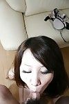 japonés bebé Rie Noguchi da la cabeza y las ganancias su peludo útero amartillado hasta
