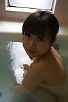 japonais jeune Yuka Takagi glorieux douche et exposer Son baisable Corps