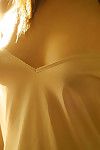 العملاق ثدي الشرقية ملاك هيكاري يزيل الملابس قبالة مثير السراويل في حين في الهواء الطلق