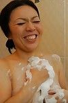 Boobsy Chinees milf bewonderenswaardig badkamer en wrijven haar zeep kooi van liefde in Sluiten tot