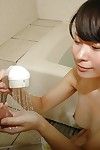 Cativante japonês jovem dá um encharcado mão e sexo oral no o banhos