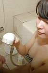 Cativante japonês jovem dá um encharcado mão e sexo oral no o banhos