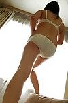 şehvetli Japon lass striptiz ve şişme onu kürklü Vajina dudaklar içinde Yakın Yukarı