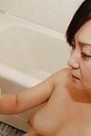Lusty oriental Milf gibt ein Seifenwasser hand und ein saftig dick saugen in die Waschraum - pornpicscom