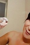 lusty oriental MILF da Un jabón de la mano y Un Jugoso dick chupando en el baño - pornpicscom