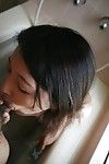 seksuele oost milf Naho Tajiri geeft een fysiek cocksucking in De baden