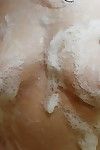 Vervelende oost milf wrijven haar zeep bochten over in De baden