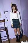 ontuchtige Chinees Schoolmeisje Hikaru Koto uitglijden uit haar uniform